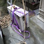 건물과 건물틈사이의 좁은곳에 에어컨 실외기설치